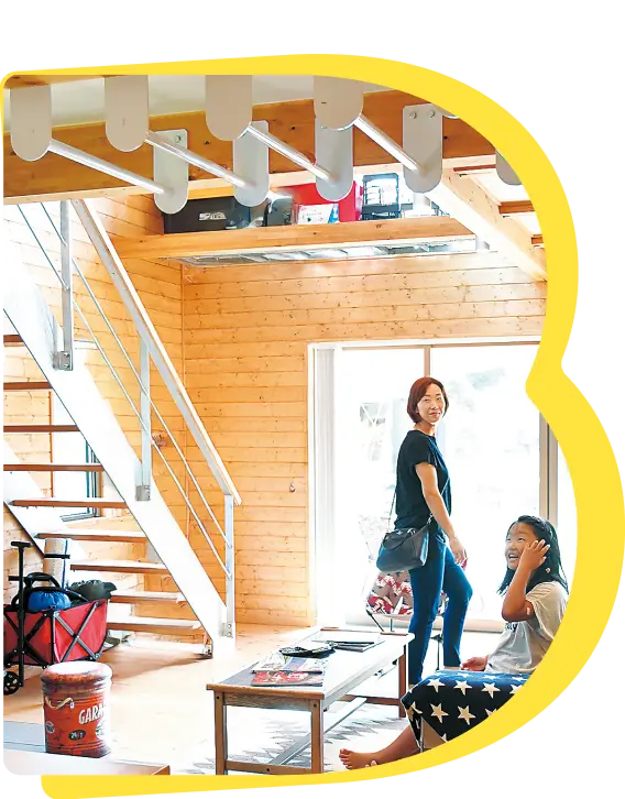 ウンテイに挑戦する親子を見守る親子の画像