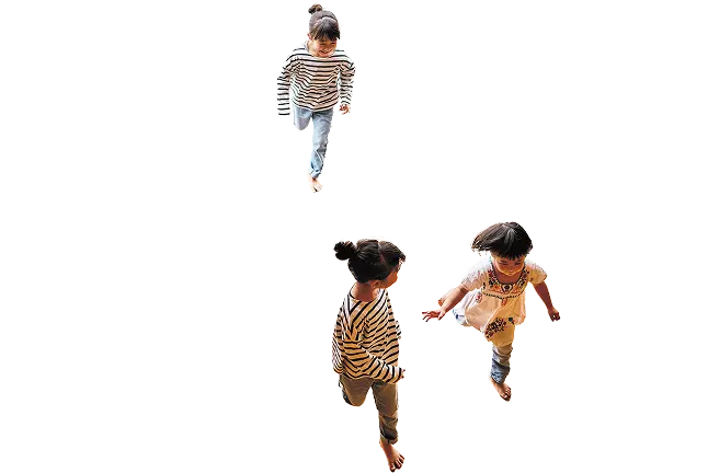 子どもが走り回ってる画像