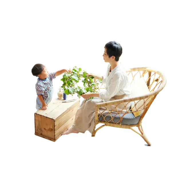 ウッドデッキでフラワーアレンジメントを作る親子の画像