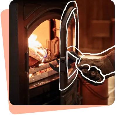 薪ストーブを扱うシーンの画像