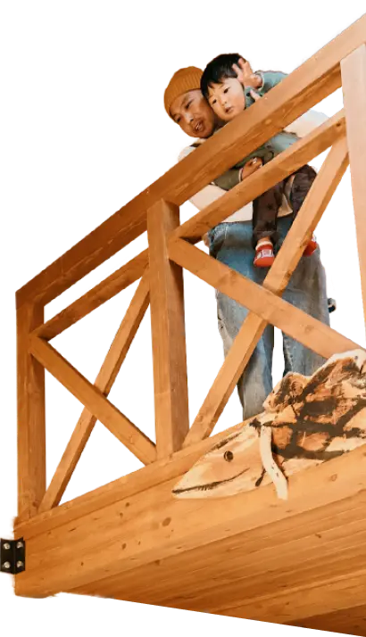 吹き抜けから見下ろす体験者の画像