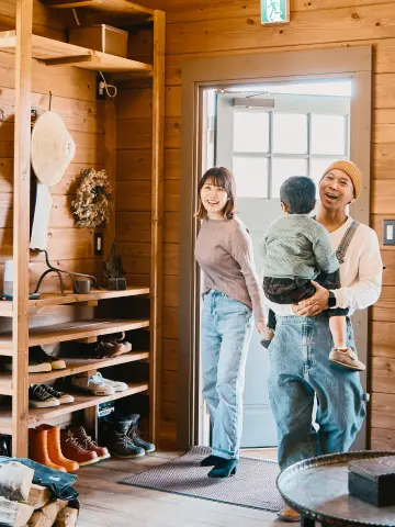 ログハウスの内側から見た玄関と体験者の画像