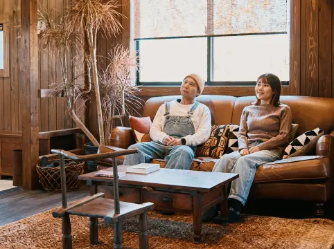 ログハウス内のソファーでくつろぐ体験者の画像