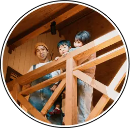 ログハウス内の吹き抜けから見下ろす体験者の画像